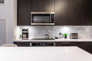 Fridge, microwave, oven, stovetop - Modern Downtown Apartment | Workspace + Free Parking (Toronto)