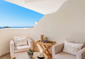 Property grounds - Aloha Hills Club apartment in Marbella with pool (Marbella)