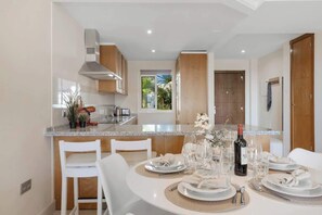 Fridge, microwave, oven, stovetop - Aloha Hills Club apartment in Marbella with pool (Marbella)