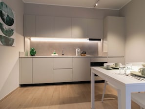 Réfrigérateur, four, plaque de cuisson, lave-vaisselle