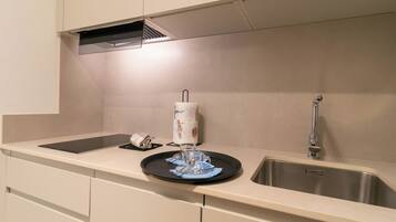 Een koelkast, een oven, een kookplaat, een vaatwasser