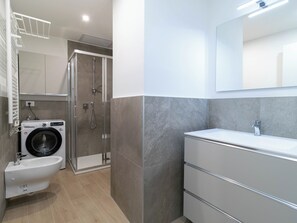 Shower, free toiletries, hair dryer, slippers - Casa Macoby - Studio Apartment, Sleeps 2 (Lecco)