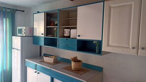 Jääkaappi, mikroaaltouuni, liesi, leivänpaahdin