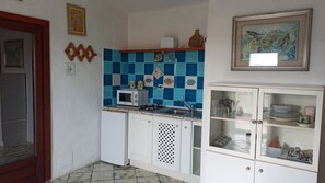 Réfrigérateur, micro-ondes, plaque de cuisson, grille-pain