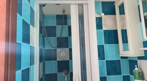 Doccia, asciugacapelli, bidet, asciugamani