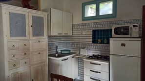 Kühlschrank, Mikrowelle, Herdplatte, Toaster