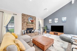 Una televisión, una oficina