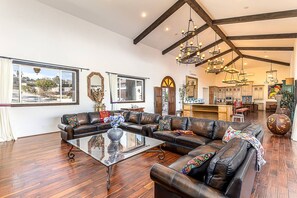 Smart TV, fireplace, stereo