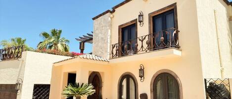 المنشأة من الخارج