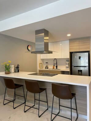 Refrigerador, microondas, parrilla de estufa y cafetera y tetera