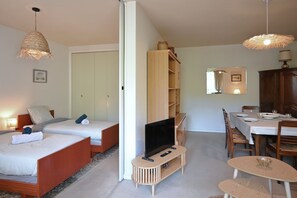 2 bedrooms, iron/ironing board, bed sheets