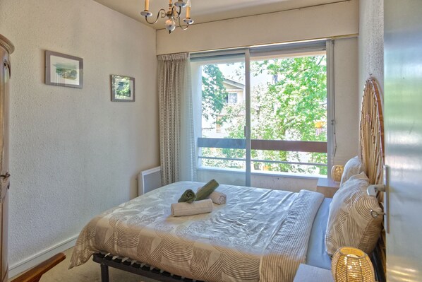 2 bedrooms, iron/ironing board, bed sheets