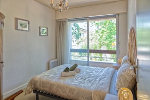 2 bedrooms, iron/ironing board, bed sheets