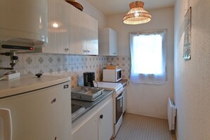 Fridge, microwave, oven, coffee/tea maker