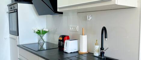 冷蔵庫、電子レンジ、オーブン、コンロ