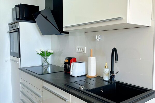 Réfrigérateur, micro-ondes, four, plaque de cuisson