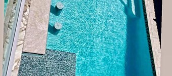 Modern property with private pool.
Propiedad modernacon piscina privada.