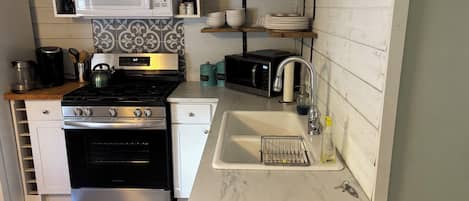 Microondas, horno, placa de cocina, lavavajillas