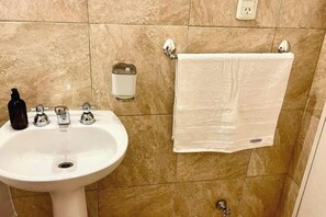 Een haardroger, een bidet, handdoeken