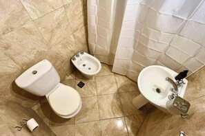 Sèche-cheveux, bidet, serviettes fournies