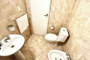 Sèche-cheveux, bidet, serviettes fournies