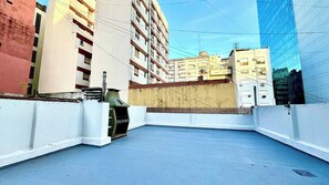 A rooftop terrace with a view of surrounding buildings. - Central Apartment for 4 (Buenos Aires)