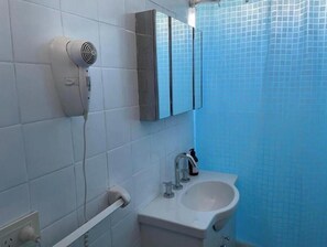 ヘアドライヤー、タオル、トイレットペーパー