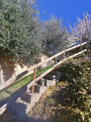 Property grounds - Casa Graziella - red apartment with a view (Portacomaro)