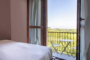 2 bedrooms, iron/ironing board, WiFi, bed sheets - Casa Graziella - red apartment with a view (Portacomaro)