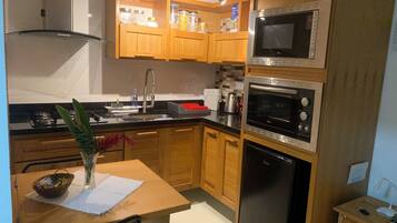 Geladeira, micro-ondas, fogão, cooktop