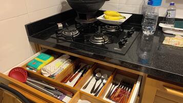 Geladeira, micro-ondas, fogão, cooktop