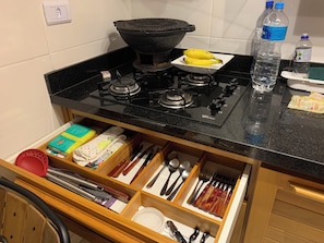 Geladeira, micro-ondas, fogão, cooktop