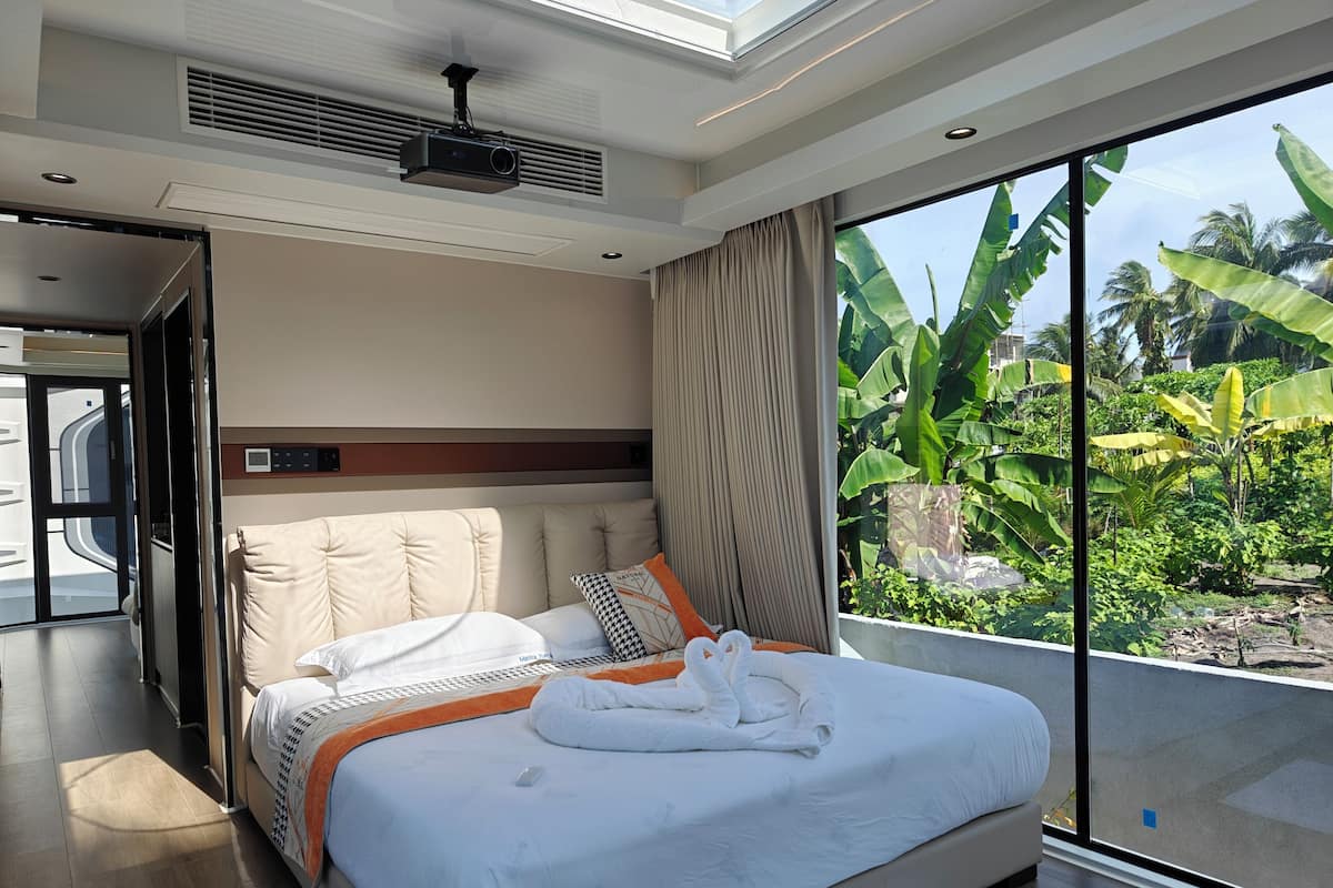 Comfort Room, Garden View | Blackout curtains, iron/ironing board, free WiFi