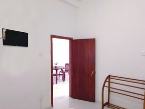 Standard Double Room | Egyptian cotton sheets, premium bedding, individually decorated - Tropical Suites (Negombo)