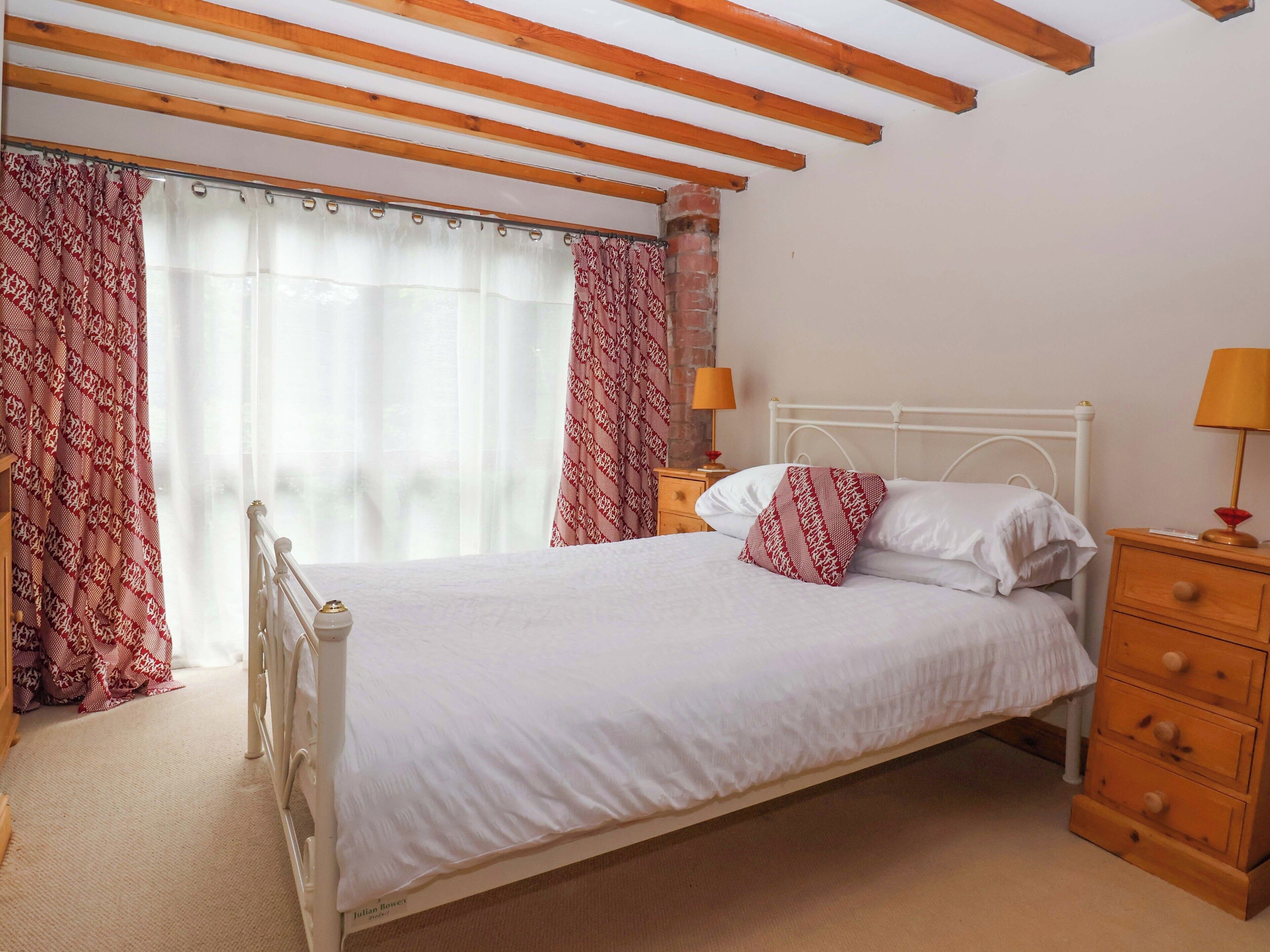 2 bedrooms, individually decorated, individually furnished, free WiFi