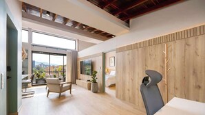 Une chambre d’hôtel moderne dotée d’une grande fenêtre, d’un coin repas et d’un mur décoratif en bois.