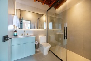 Shower, hair dryer, shampoo - Digital Nomad Paradise 1BR Luxury & Peace with A/C (Medellín)