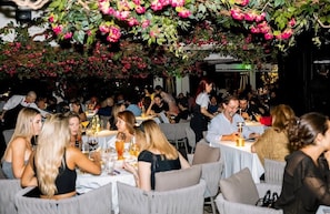 3 restaurantes; se sirven desayunos, almuerzos, cenas y brunches