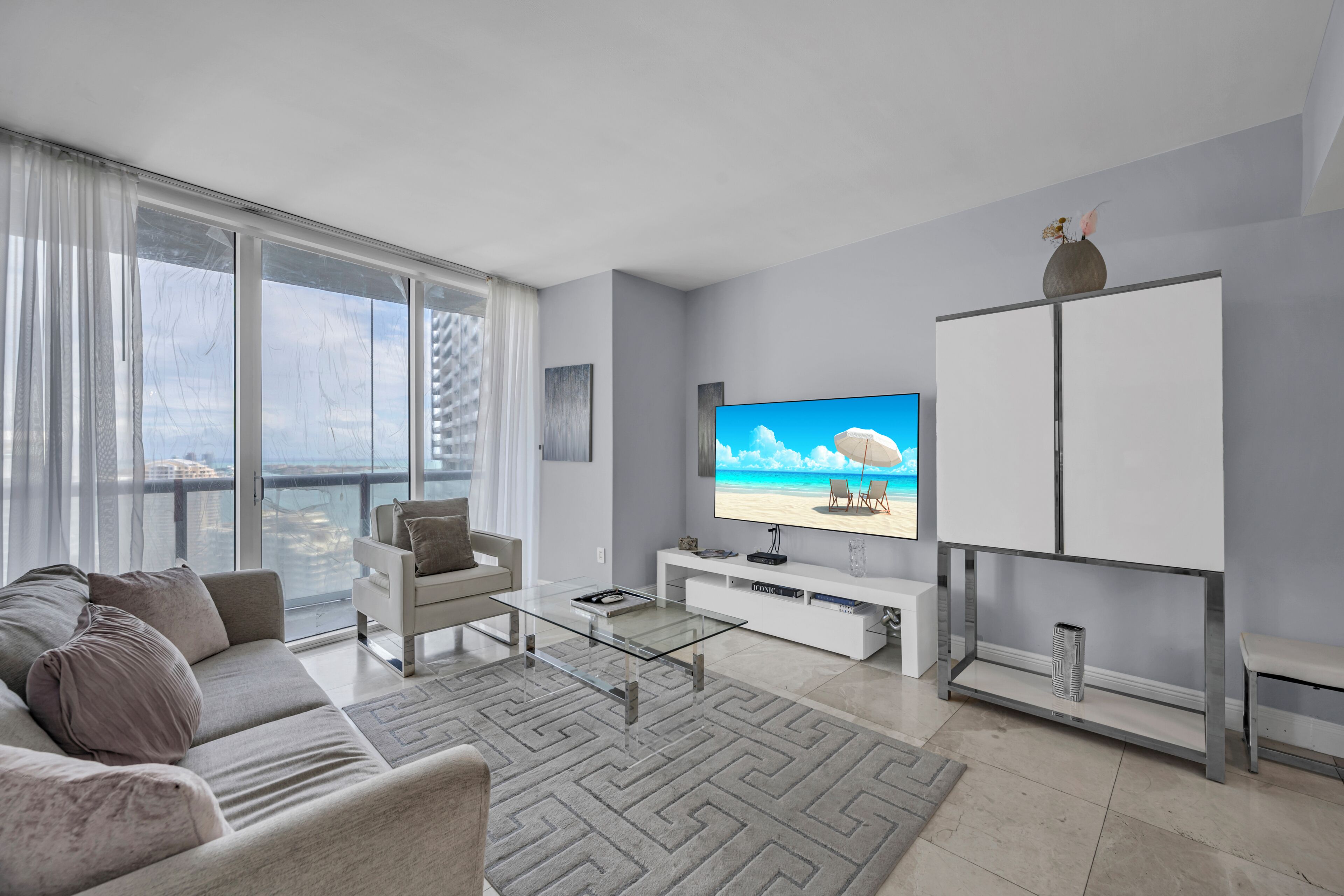 Appartamento Exclusive, 1 camera da letto, piscina privata, vista oceano | Area soggiorno | Smart TV 150 pollici con canali satellitari, Netflix