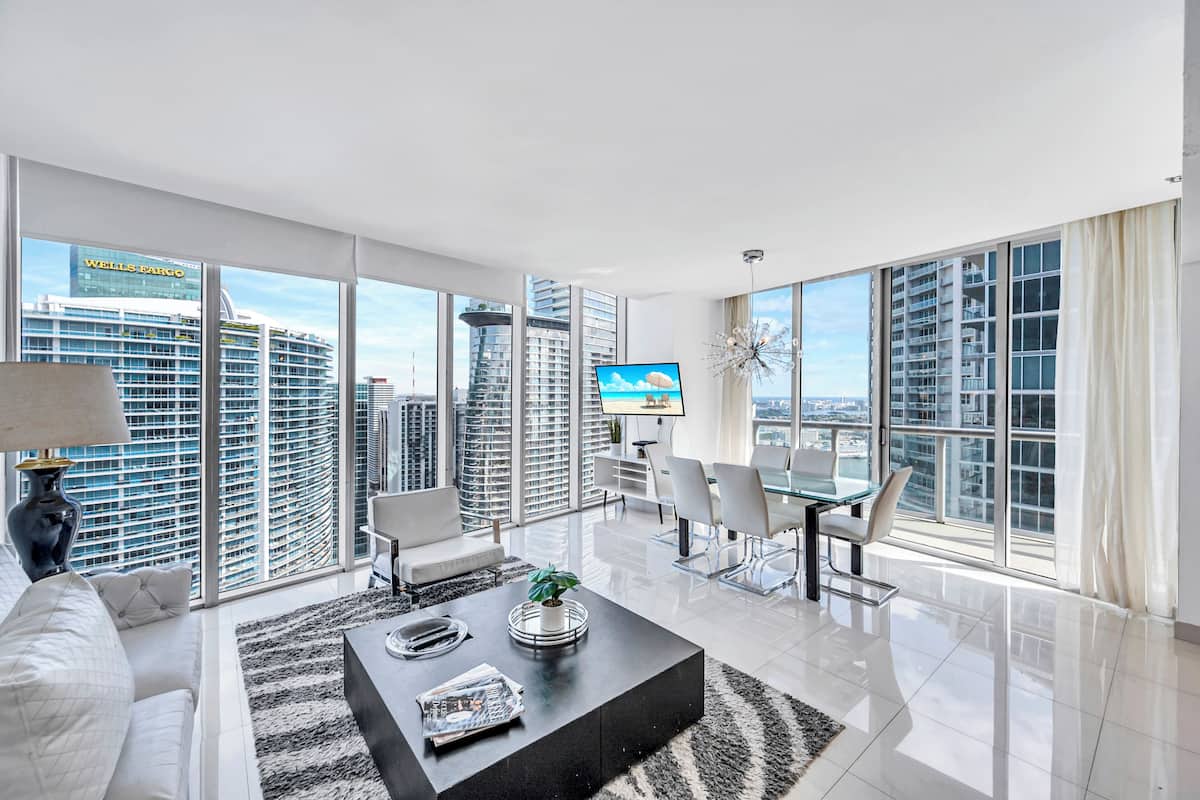 Presidential Apartment | Ruang tamu | 150 inci sebuah televisyen pintar dengan satelit, Netflix