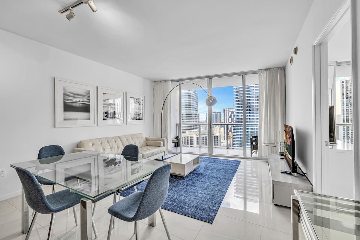 Appartement « Premier » | Coin séjour | TV connectée de 150 pouces avec chaînes par satellite, Netflix