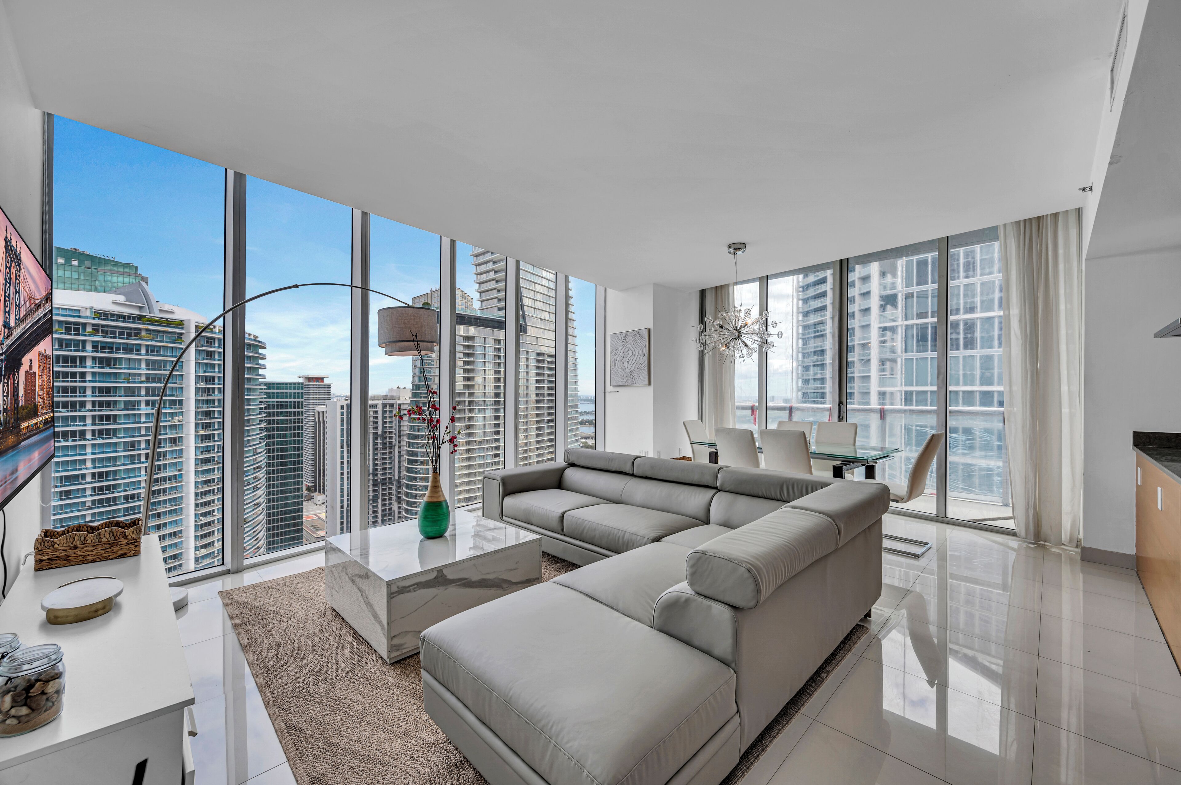 Departamento Royal, 2 habitaciones, alberca privada, vista al océano | Área de sala de estar | Smart TV de 150 pulgadas con canales vía satélite y Netflix 