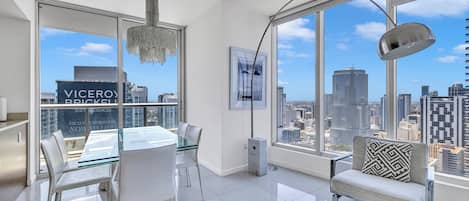 Appartamento Royal, vista lago | Area soggiorno | Smart TV 150 pollici con canali satellitari, Netflix