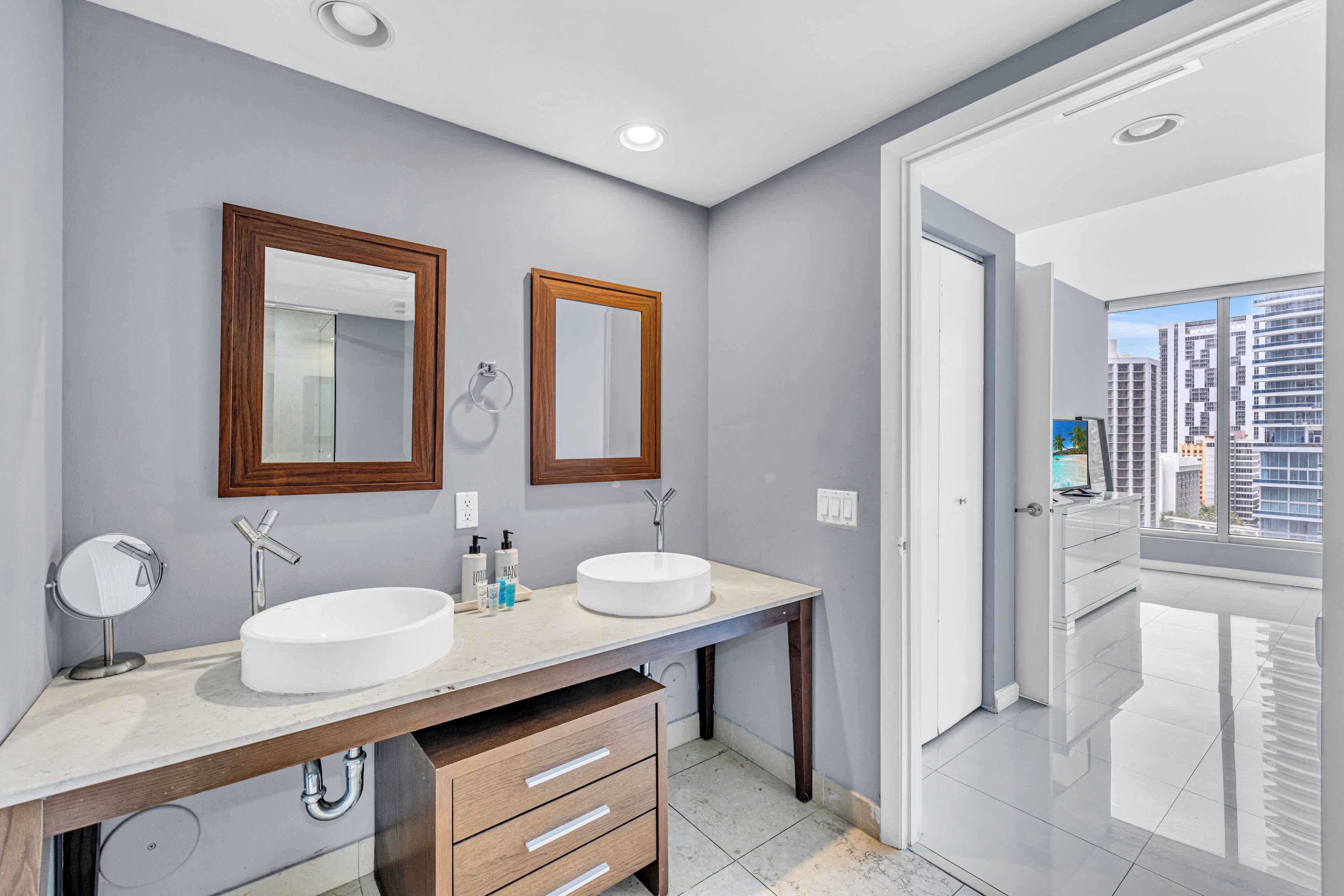Separate tub and shower, hydromassage showerhead, free toiletries