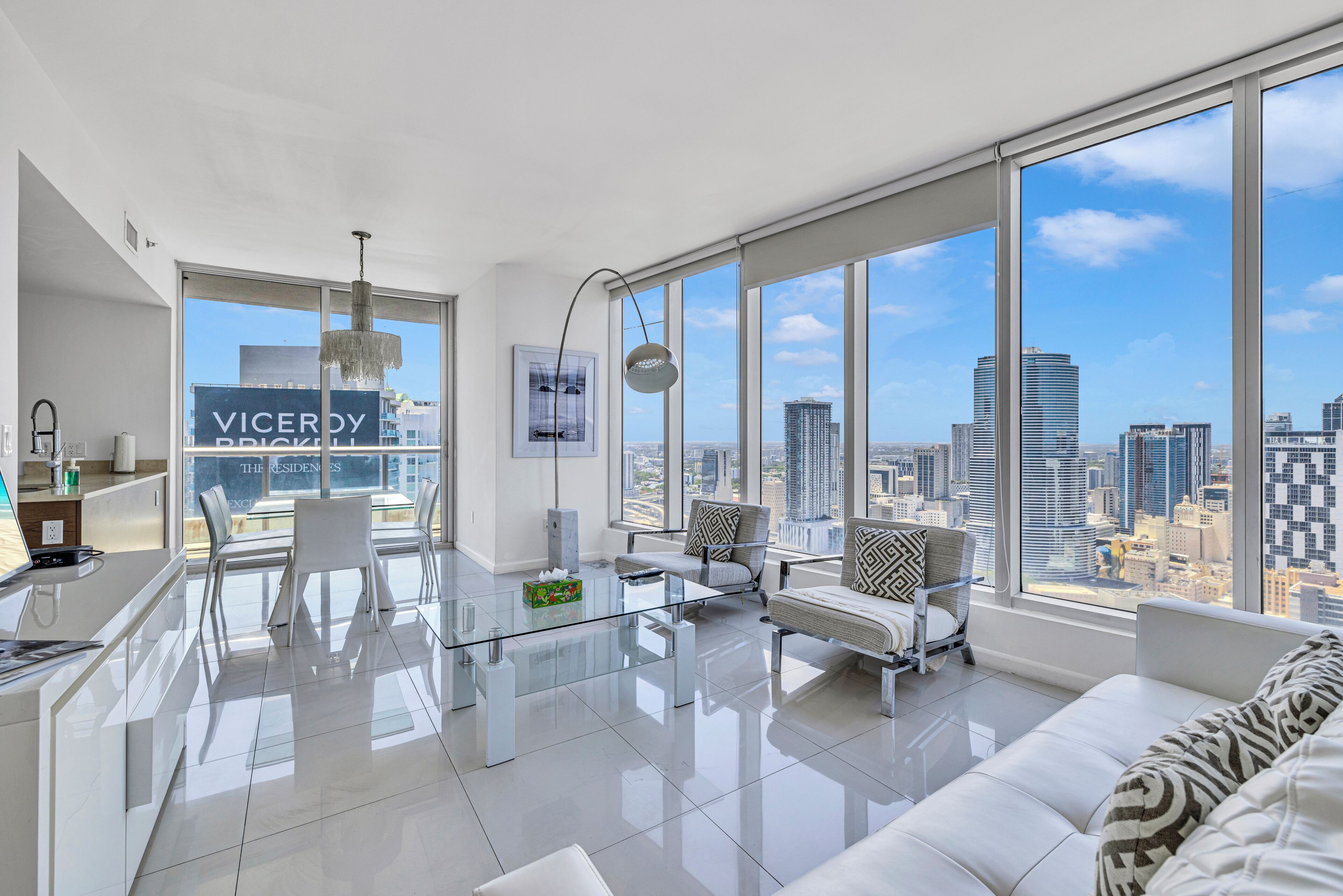 Smart TV 150 pollici con canali satellitari, Netflix