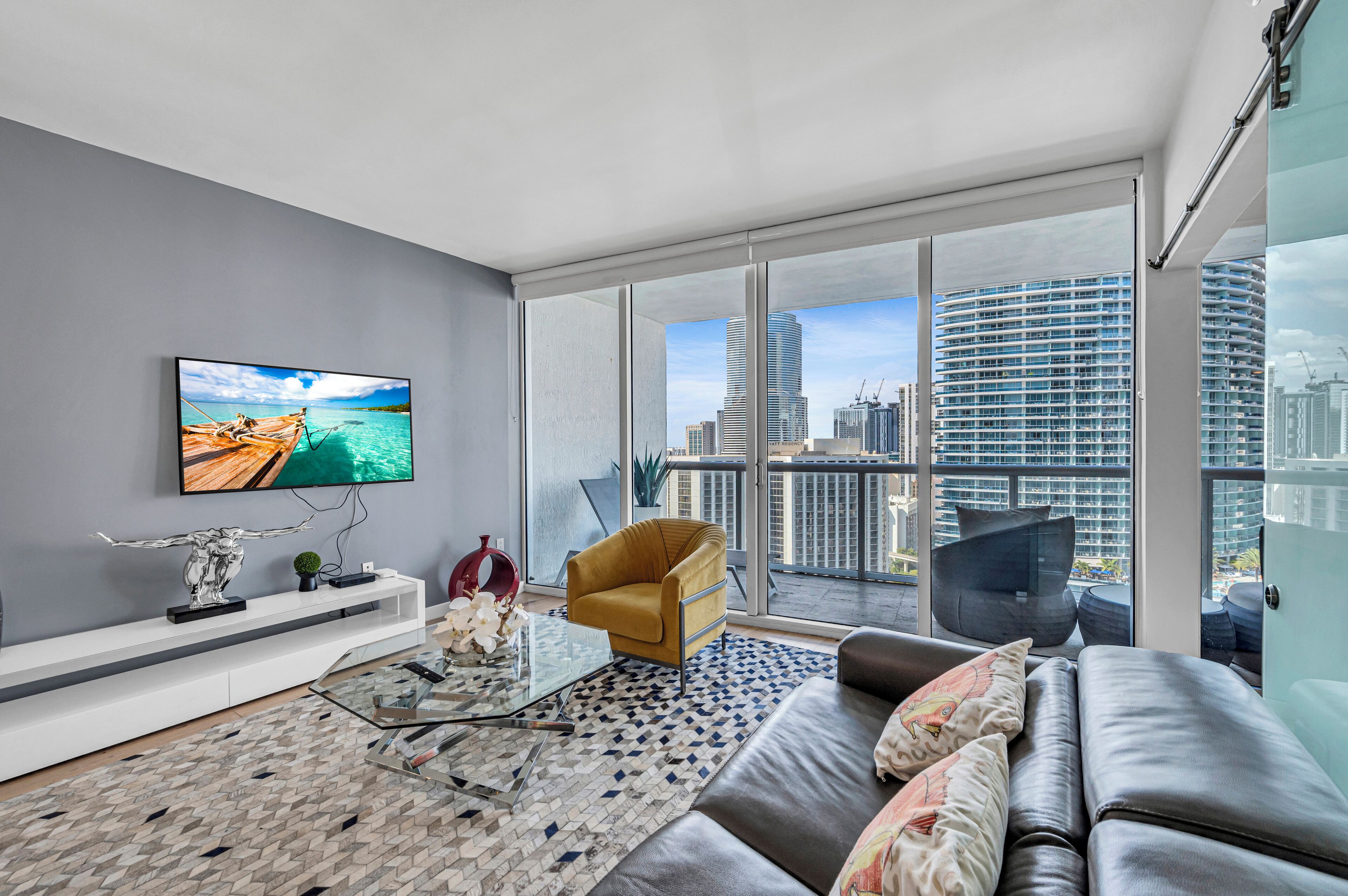 Apartemen Comfort, 1 kamar tidur, kolam renang pribadi, pemandangan samudra | Area keluarga | Smart TV 150-inci dengan saluran TV satelit dan Netflix