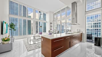 Appartement Royal, 2 chambres, piscine privée, vue océan | Coin séjour | TV connectée de 150 pouces avec chaînes par satellite, Netflix