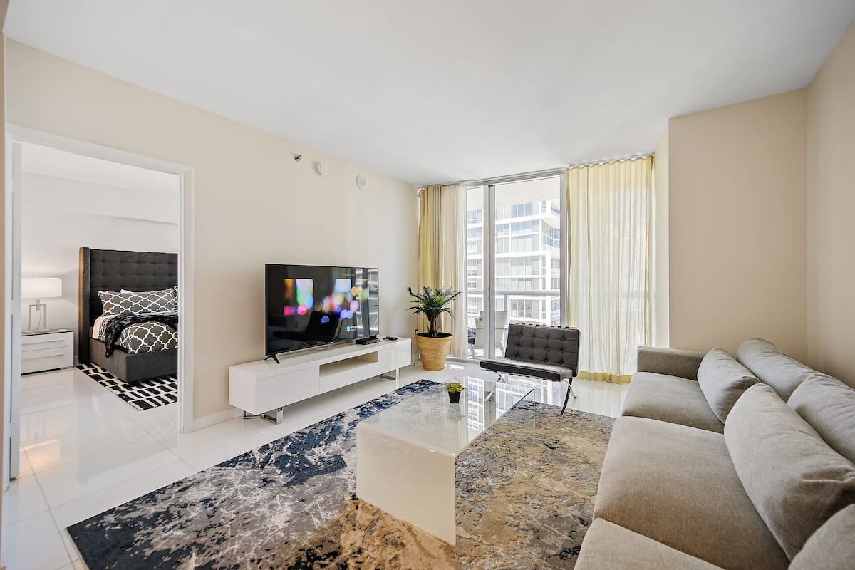 Premier-Apartment | Wohnbereich | 150-Zoll-Smart-TV mit Satellitenempfang, Netflix, Streaming-Dienste