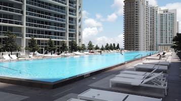 3 outdoor pools, free cabanas, sun loungers