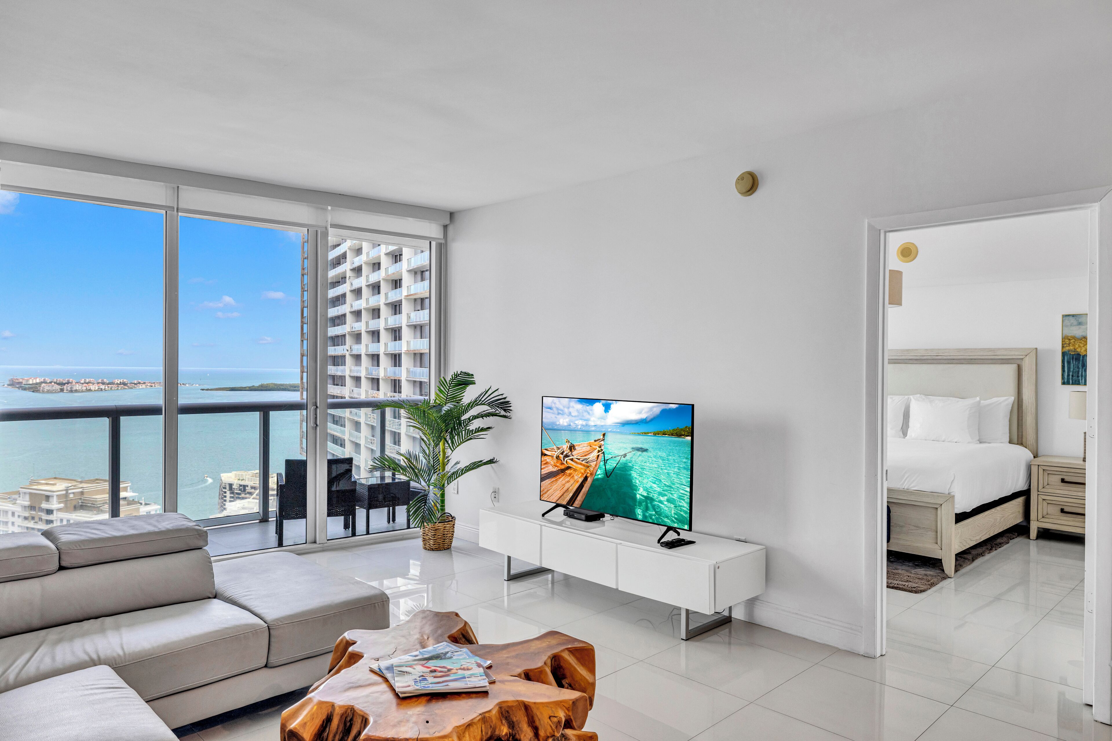 精品公寓, 1 间卧室, 私人游泳池, 海洋景观 | 起居区 | 150-英寸智能电视（配备卫星频道）、Netflix、流媒体服务